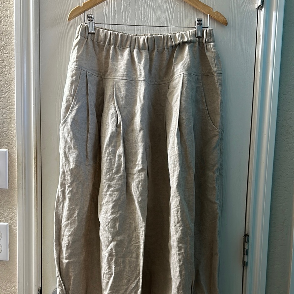 Vivid Pleated Linen Capri Pants Line
